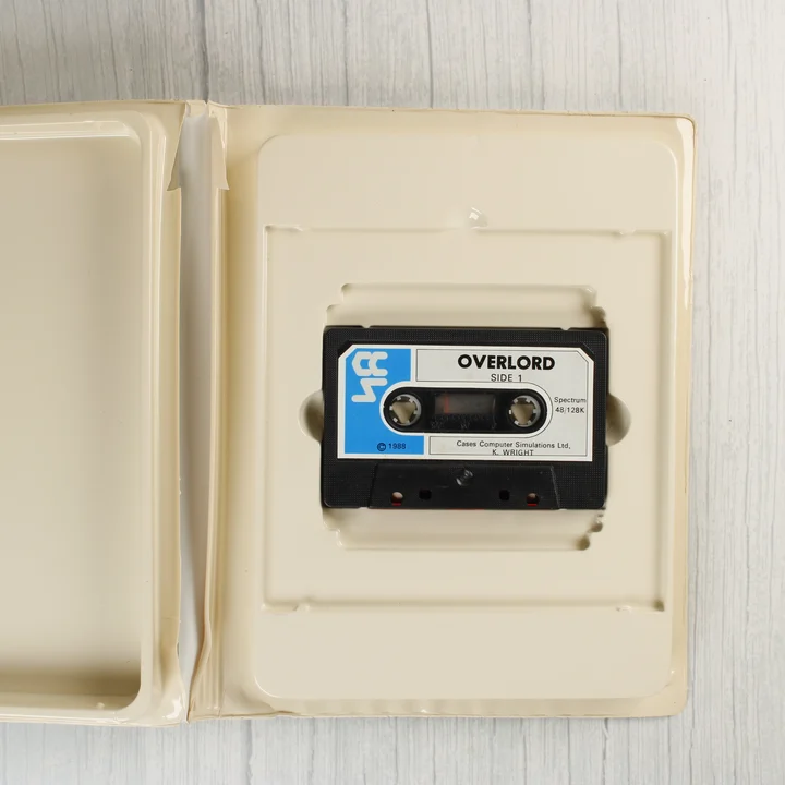 Nyitott műanyag tok az Overlord szoftverkazettával