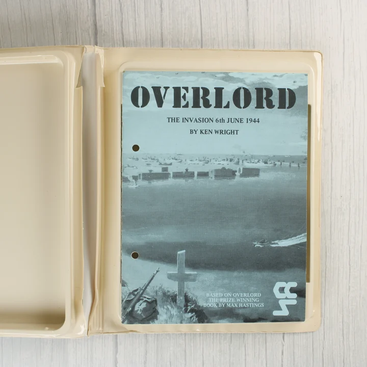 Az Overlord játékhoz tartozó kék használati útmutató a tokban