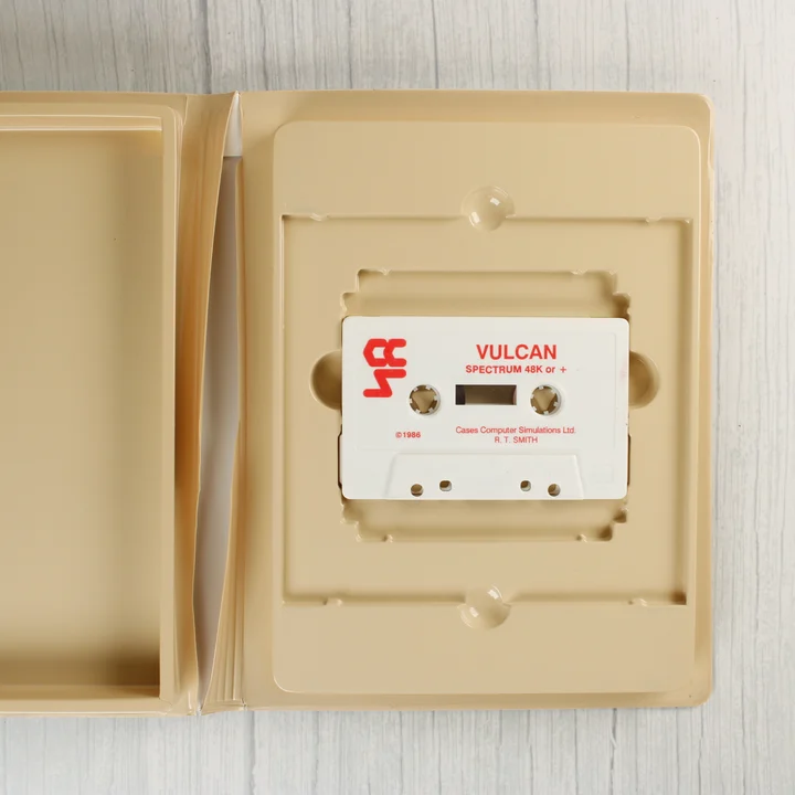 A nyitott tok belseje a fehér Vulcan kazettával.