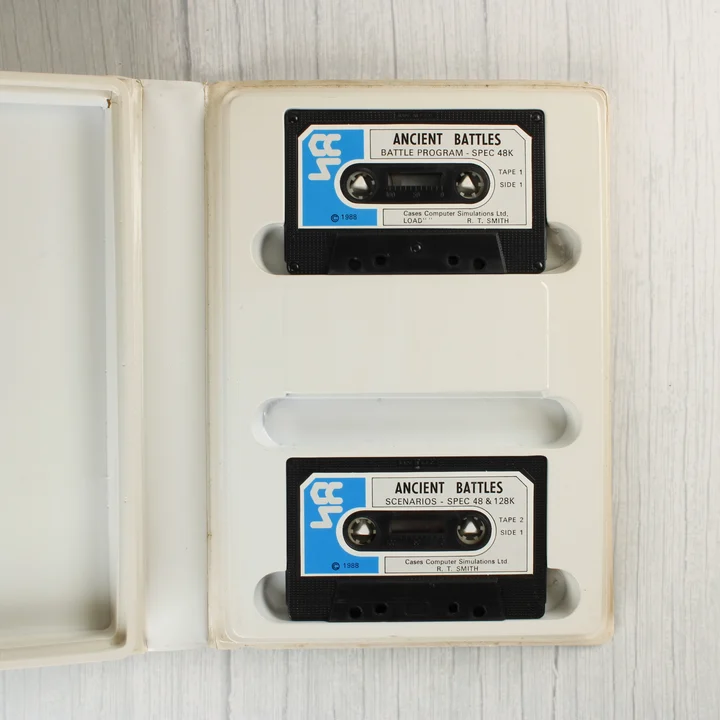 Két darab fekete kazetta a fehér műanyag tokban