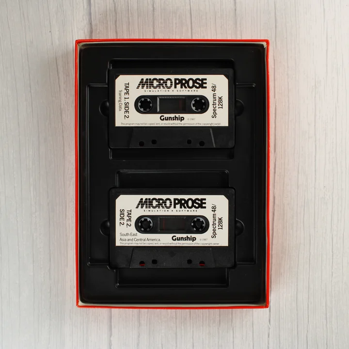 Két fekete kazetta a Gunship videójátékhoz a doboz belsejében