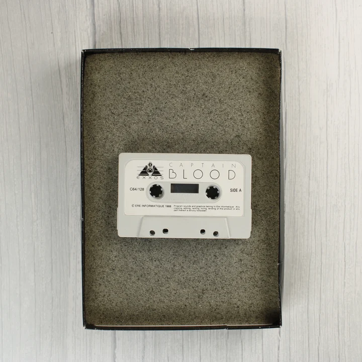 Captain Blood magnókazetta A Captain Blood videójáték szürke magnókazettája a szivacsos bélésben