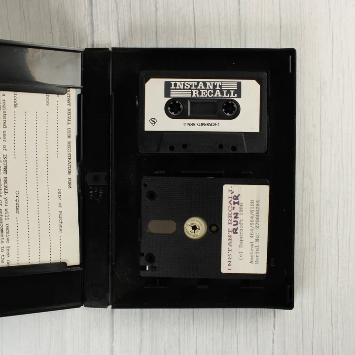 Instant Recall adathordozók A nyitott tok tartalma: kazetta, floppy lemez és regisztrációs lap