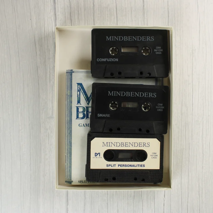 Három fekete magnókazetta a Mind Benders gyűjteményből a dobozban