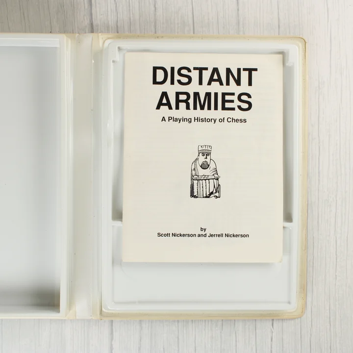 Distant Armies videójáték használati útmutatója a nyitott tokban