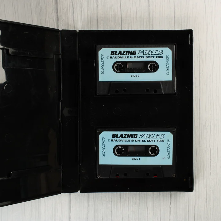 Két magnetofonkazetta a tokban