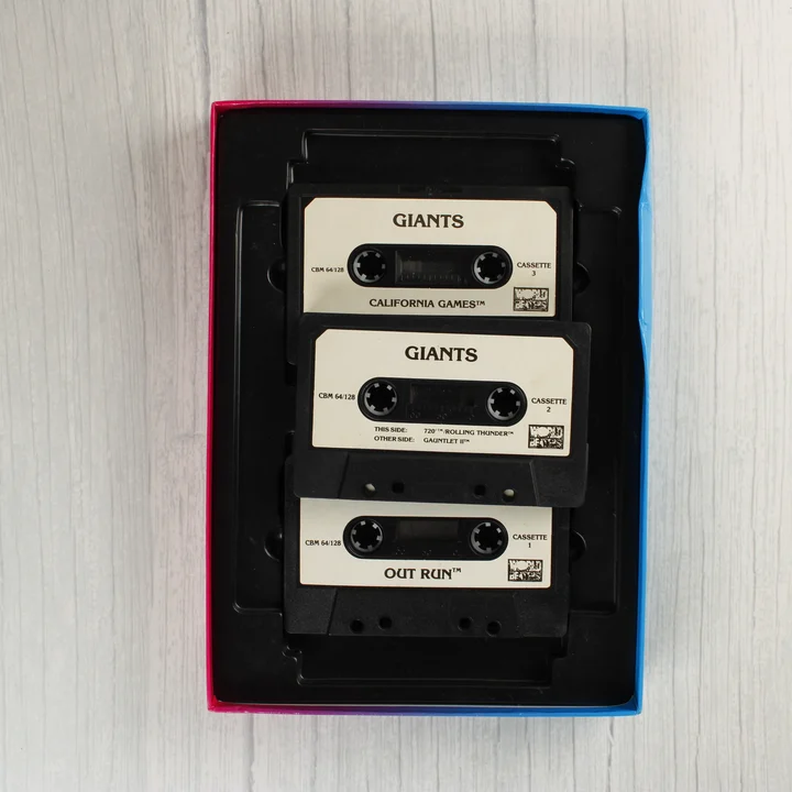 Három darab Commodore 64 magnókazetta a doboz belsejében