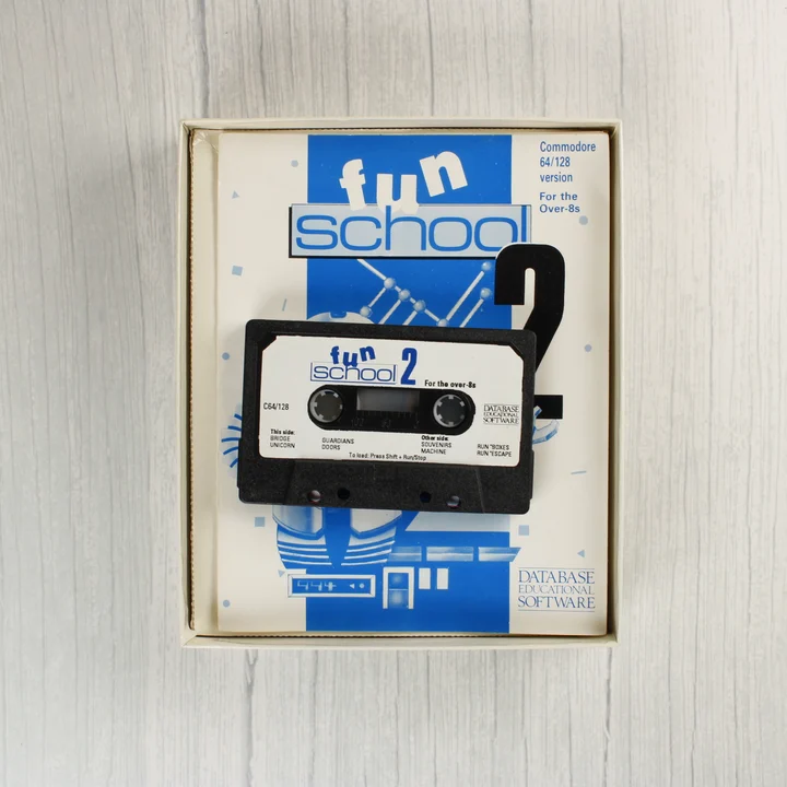 Fun School 2 Commodore 64 kazetta az útmutatón