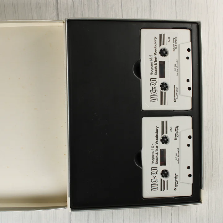 A két fehér szoftverkazetta a belső tálcában