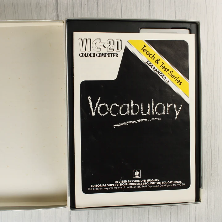 A nyitott doboz a használati útmutatóval