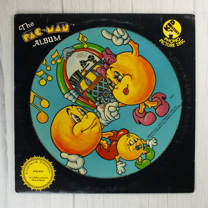 The Pac-Man Album picture disc hanglemez előlapja fekete tokban