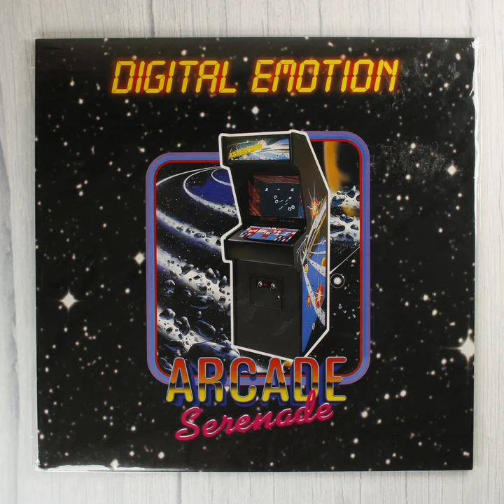 Digital Emotion Arcade Serenade előlap Digital Emotion Arcade Serenade bakelit lemez borítója egy Asteroids automatával
