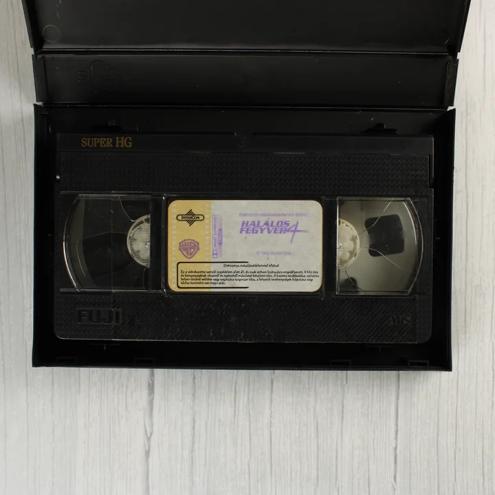 A fekete Fuji VHS kazetta a nyitott tokban