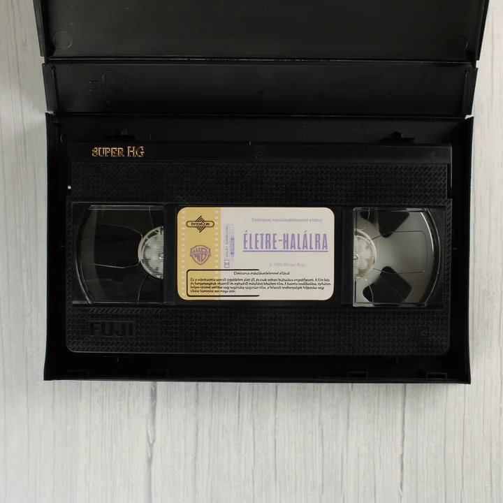 Fekete Fuji VHS kazetta a tokban, Életre-halálra feliratú címkével