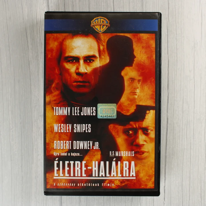 Az Életre-halálra című film VHS borítója Tommy Lee Jones és Wesley Snipes képével