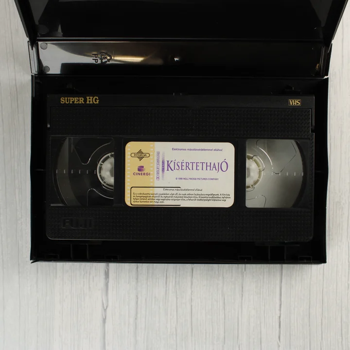 Fekete Fuji VHS kazetta a nyitott tokban