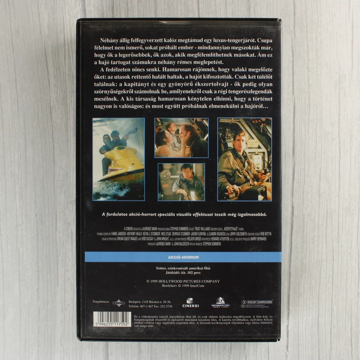 A Kísértethajó VHS borítójának hátoldala szinopszissal és adatokkal