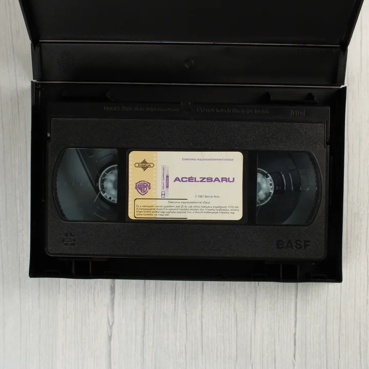 A nyitott VHS tokban lévő Acélzsaru videokazetta