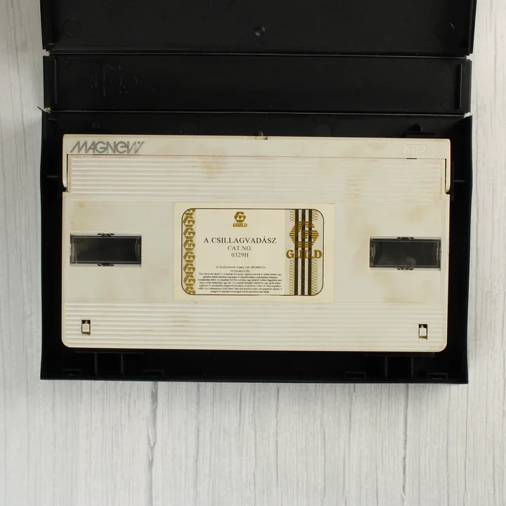 A Csillagvadász VHS kazetta Világos színű VHS kazetta a tokban