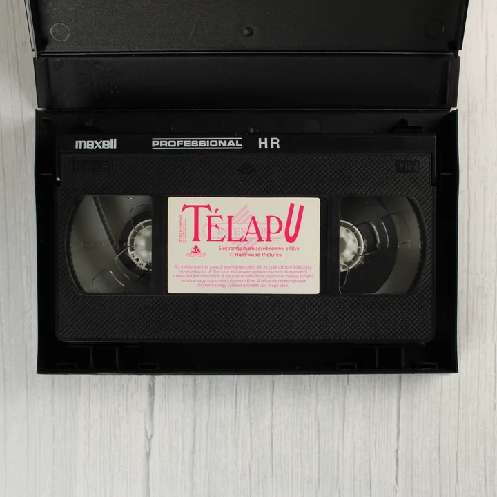 A nyitott műanyag tokban lévő Maxell VHS kazetta a Télapu felirattal.