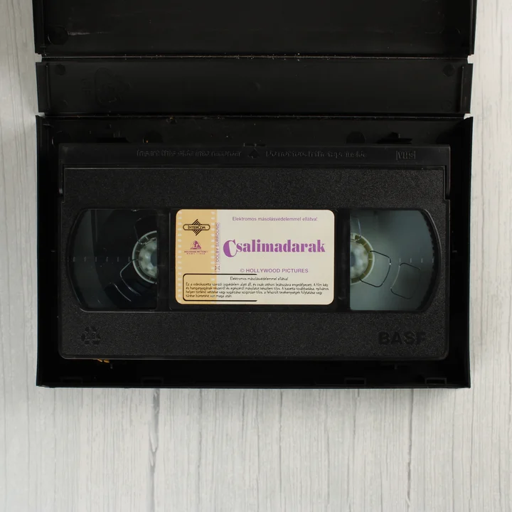 Csalimadarak videókazetta A fekete BASF videókazetta a nyitott tokban