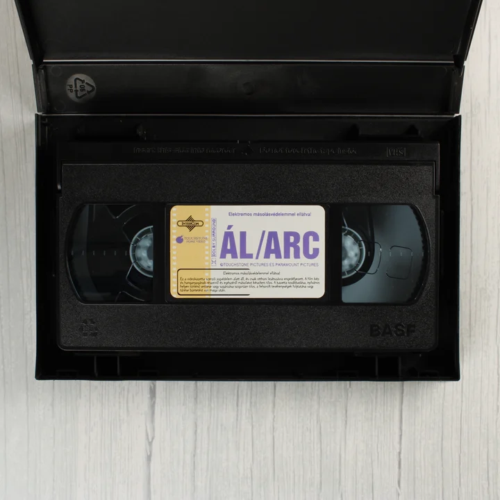 A nyitott VHS tok a benne lévő fekete videókazettával