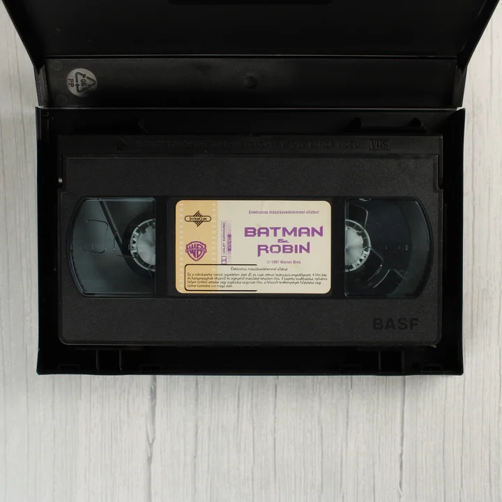 A fekete BASF VHS kazetta a nyitott tokban