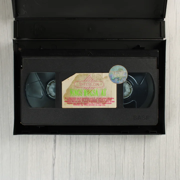 A nyitott VHS tok a BASF videókazettával