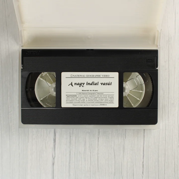 Fekete VHS kazetta a nyitott műanyag tokban