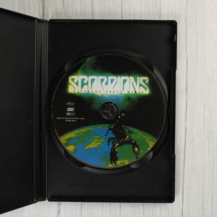 Nyitott DVD tok a Scorpions lemezzel