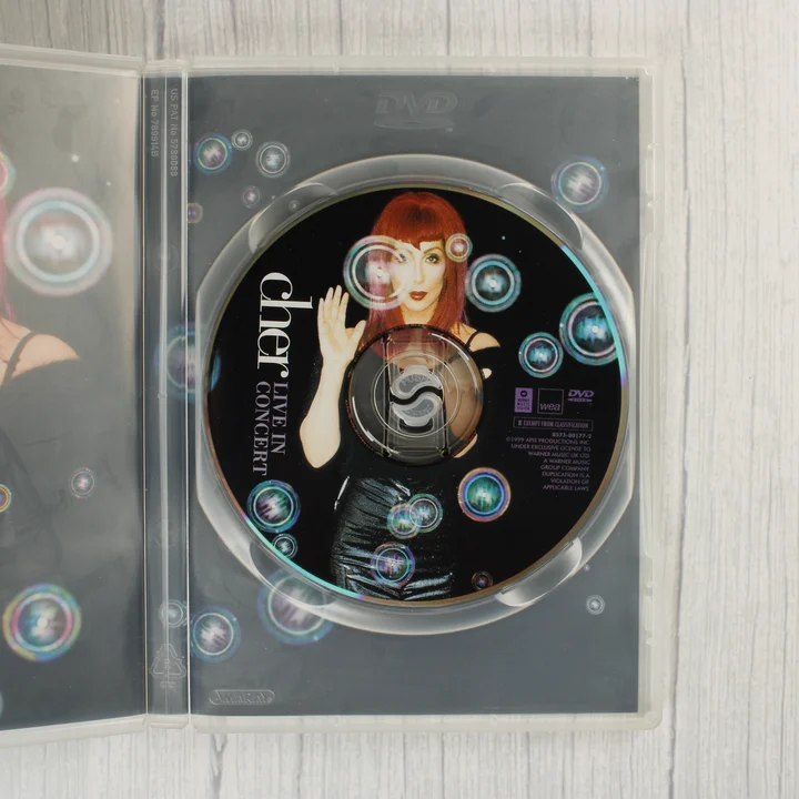 Nyitott DVD tok a Cher Live in Concert lemezzel