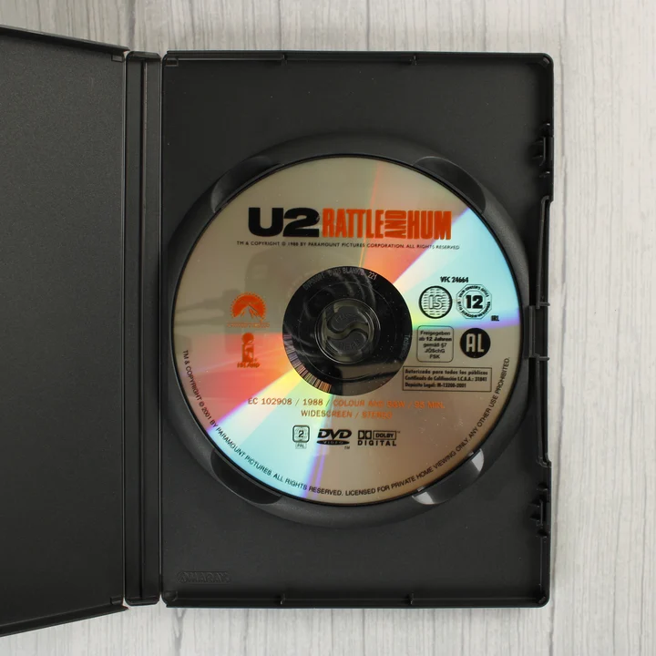 Nyitott DVD tok a U2 Rattle and Hum lemezzel