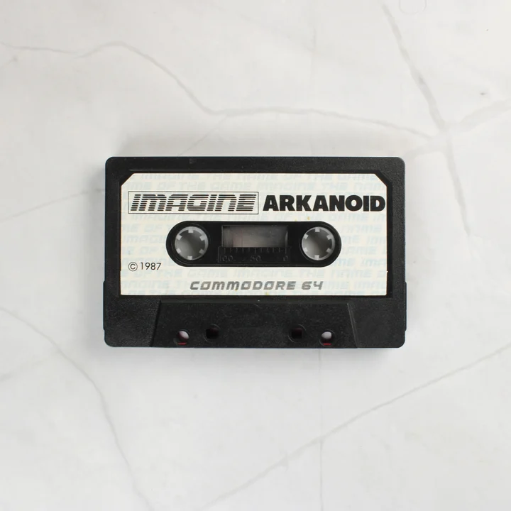 Arkanoid játékkazetta Arkanoid videójáték kazetta közelről