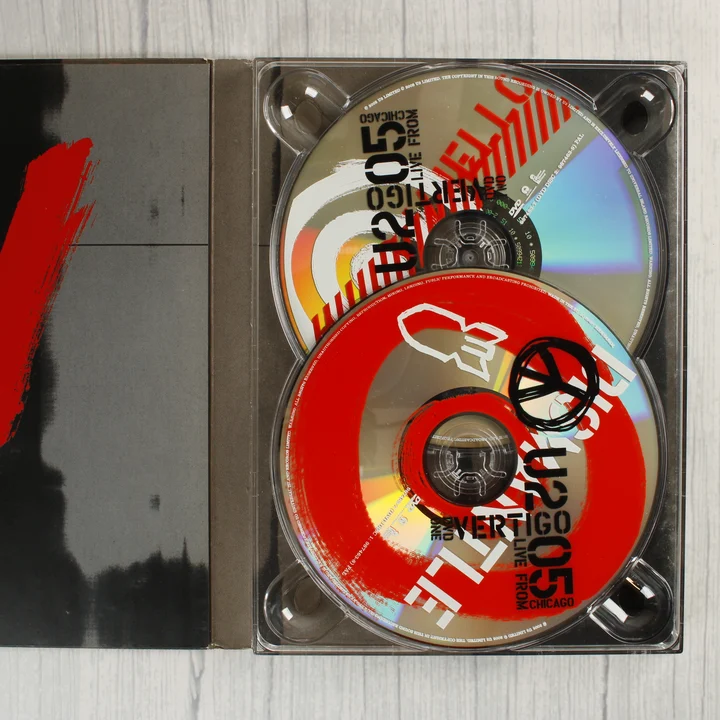 U2 Vertigo 2005 DVD lemezek U2 Vertigo 2005 nyitott DVD tok a lemezekkel