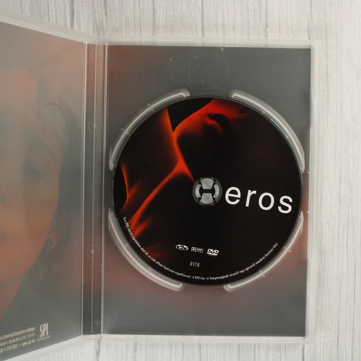 A nyitott DVD tok a lemezzel