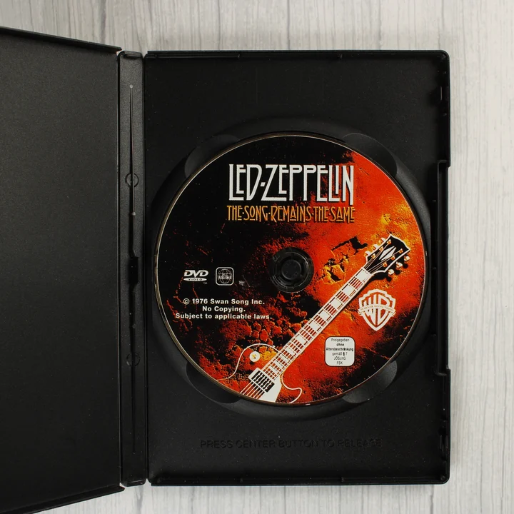 Nyitott DVD tok a Led Zeppelin lemezzel