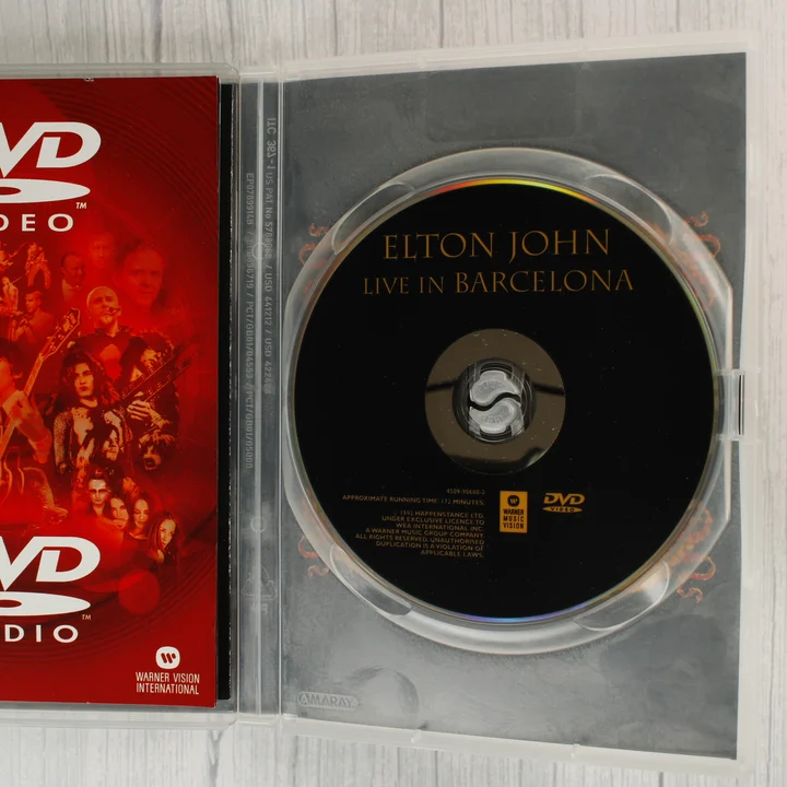 Nyitott DVD tok Elton John lemezzel és füzettel