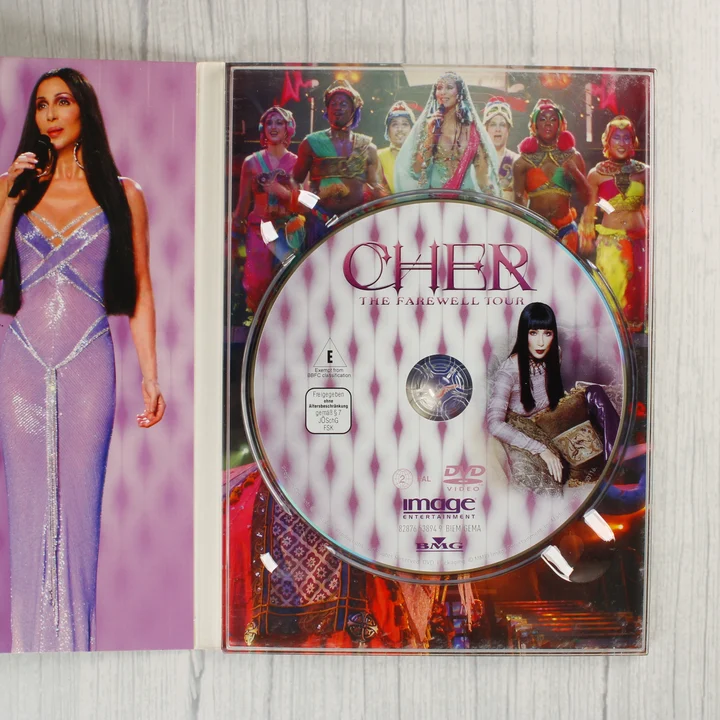 Nyitott DVD-tok a Cher: The Farewell Tour lemezzel