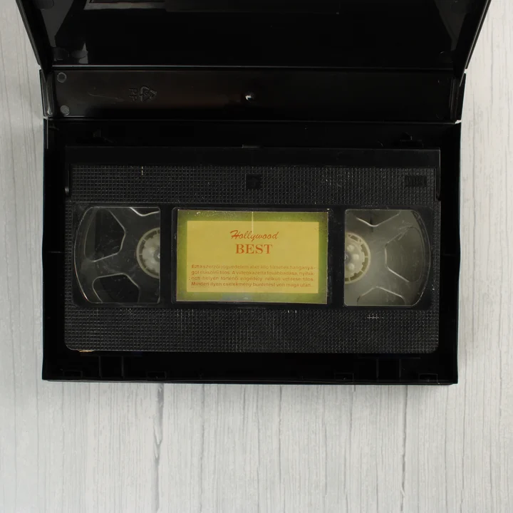 Rettenthetetlen hiéna VHS kazetta a tokban