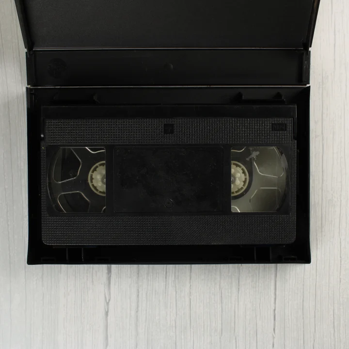Fekete VHS videókazetta a nyitott műanyag tokban