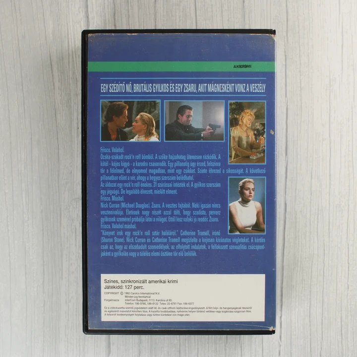 Az Elemi ösztön VHS kazetta hátoldala leírással és jelenetfotókkal.