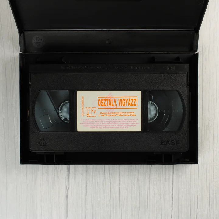A fekete BASF VHS kazetta a nyitott tokban