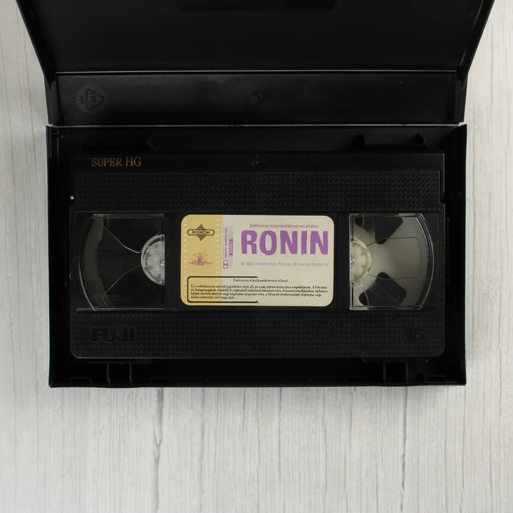 Ronin videokazetta A nyitott tokban lévő Fuji VHS videokazetta a Ronin feliratú címkével