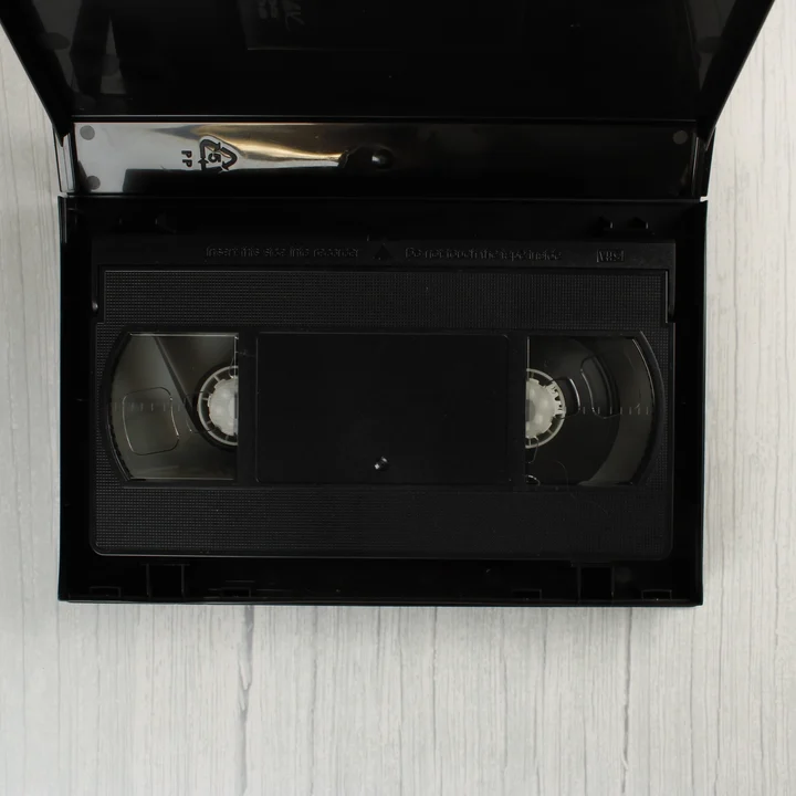 Csodálatos testőrök VHS kazetta belül A nyitott tokban lévő fekete VHS kazetta