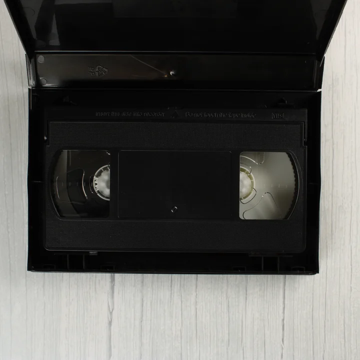Nyitott VHS tok a fekete kazettával