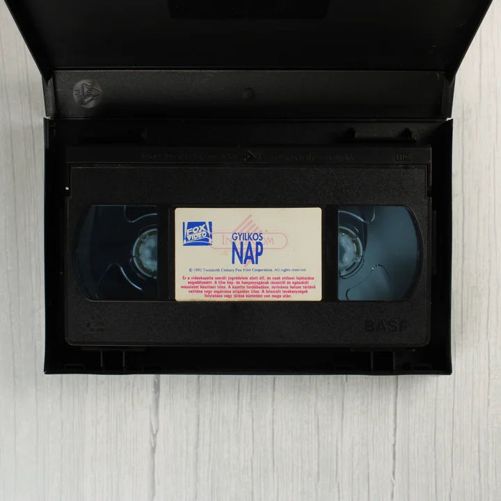 Gyilkos nap videókazetta Fekete BASF videókazetta a nyitott tokban, rajta a Gyilkos nap feliratú matricával