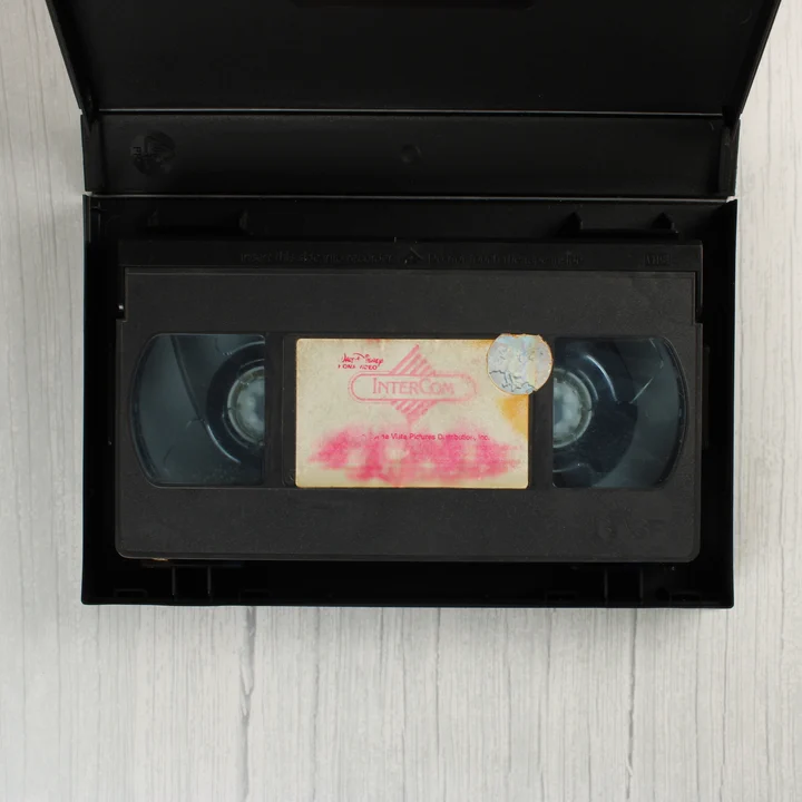 Fekete VHS kazetta a nyitott tokban