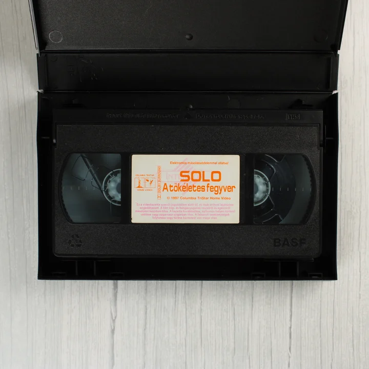 Solo - A tökéletes fegyver videókazetta a tokban
