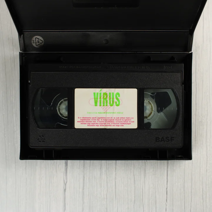 A nyitott VHS tok a benne lévő videókazettával