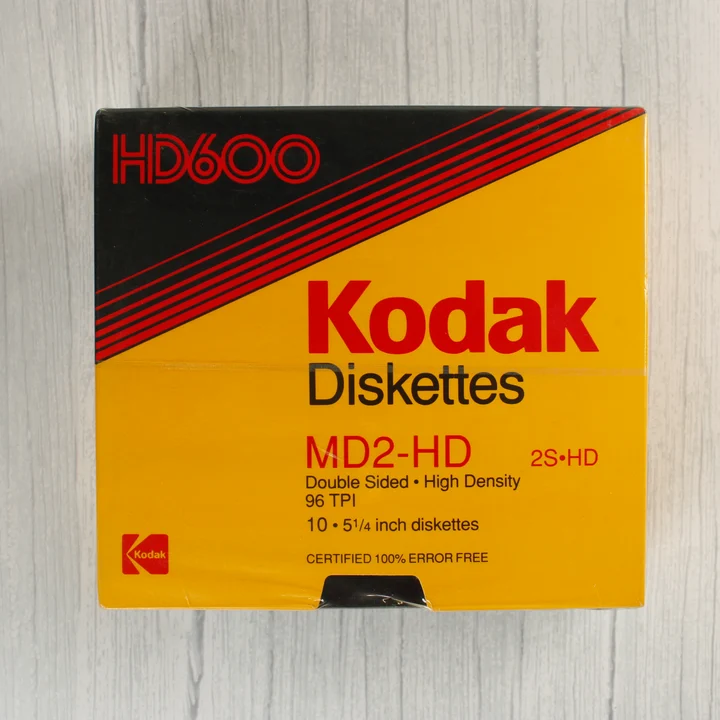 Kodak MD2-HD 5,25 colos floppy lemez dobozának elölnézete
